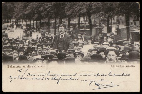 Amstelveld. Standwerker Meijer Linnewiel, alias Kokadorus (1867-1934) tussen zijn klanten. Uitgave Jos Nuss, amsterdam, Afb PBKD00253000001