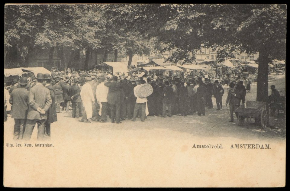 Amstelveld. Standwerker Meijer Linnewiel, alias Kokadorus (midden) tussen zijn klanten. Uitgave Jos Nuss, Amsterdam, Afb PBKD00253000005
