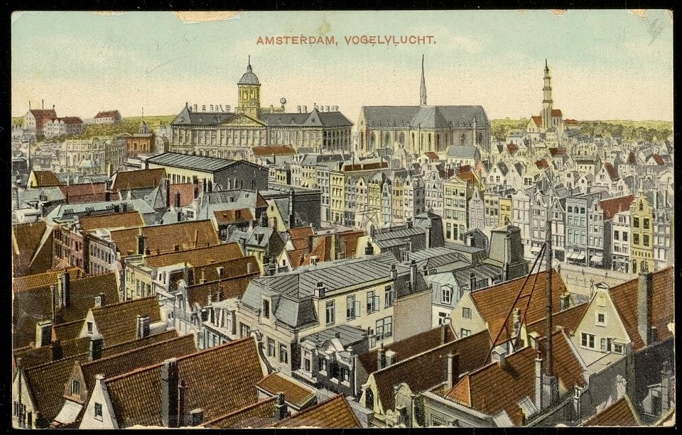 Amsterdam in vogelvlucht, met Warmoesstraat en Damrak. Uitgave J.H. Schaefer, Afb ANWU01857000003