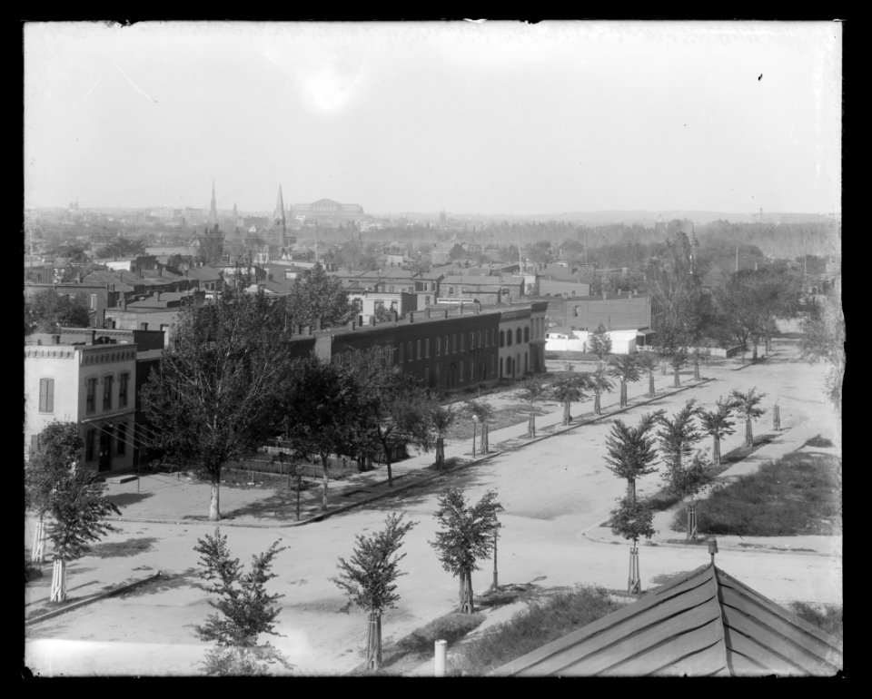 An elevated view of Delaware Avenue, S.W., between H & G Streets looking North to Northwest from Randall School LCCN2016647105