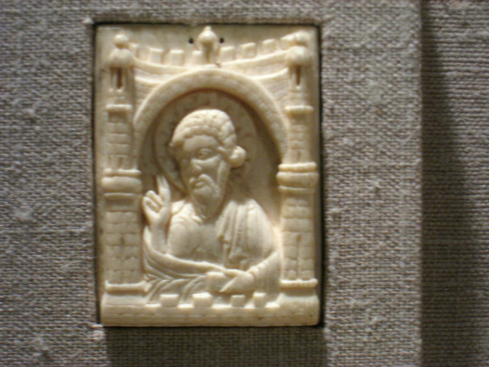 An Evangelist, German ivory, Lower Rhine, 12th century - Worcester Art Museum - IMG 7520