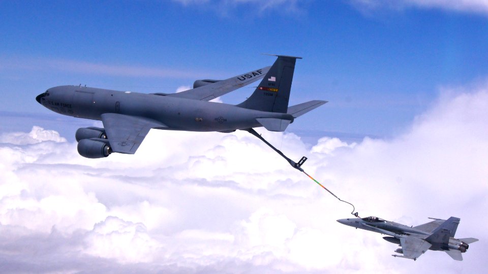 An F A-18C Hornet refuels. (8652154779)