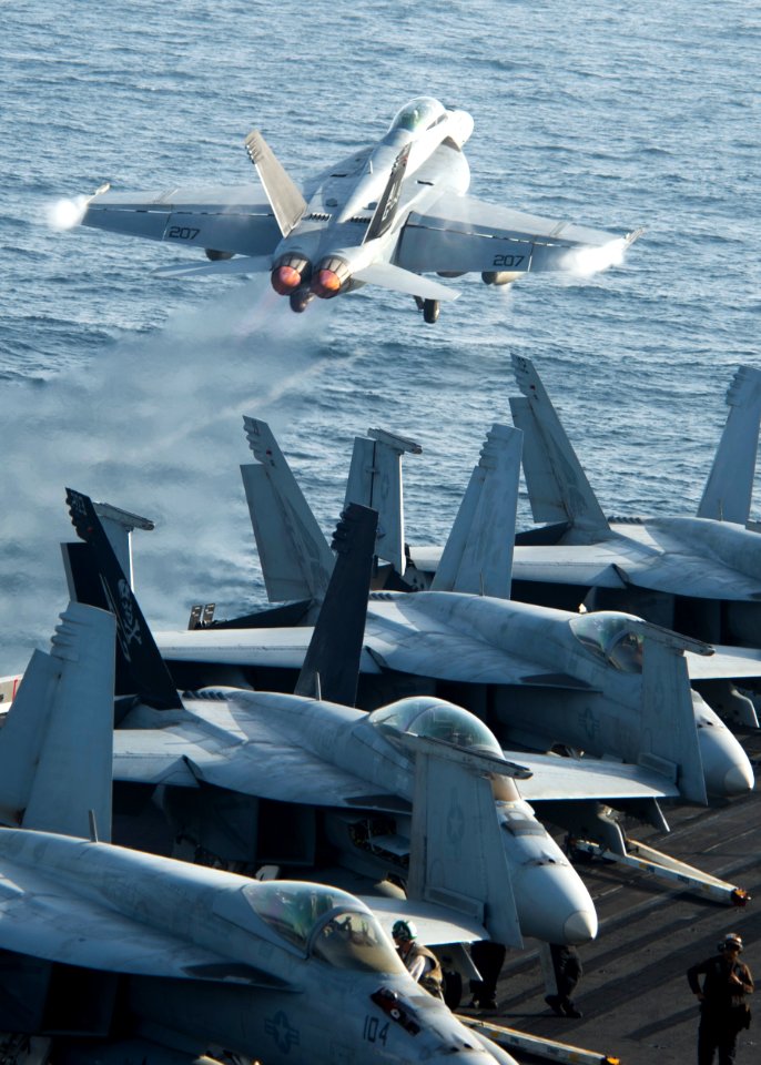 An F A-18F Super Hornet launches. (8675860600)