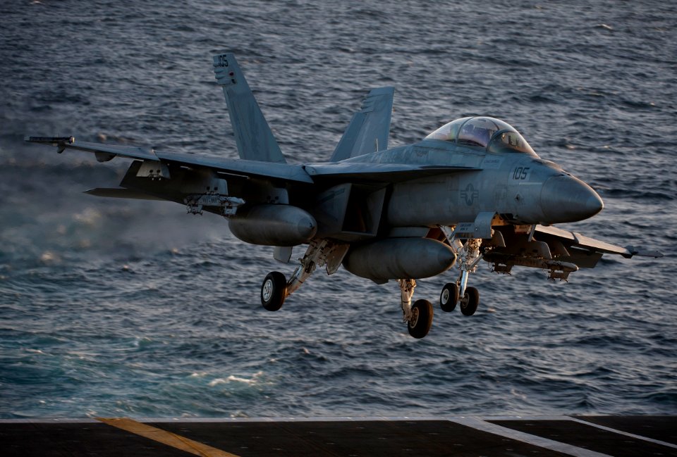 An F A-18F Super Hornet lands on deck. (6466286227)