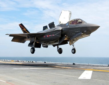 An F-35B Lightning II aircraft lands aboard the amphibious assault ship USS Wasp (LHD 1)