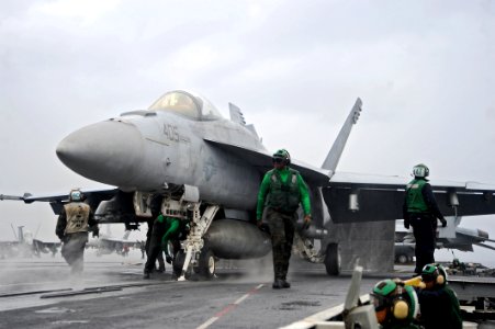 An F-A-18E prepares for launch. (8202184953)