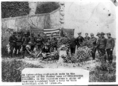 An interesting photograph made in the courtyard of the former home of Christopher Columbus, on the occasion when a group of American doughboys took a trip to this historical spot of interest LCCN93513667