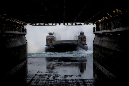 An LCAC approaches the well deck of USS Kearsarge. (8414177458)