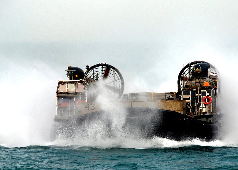 An LCAC approaches USS Green Bay. (8552909358)