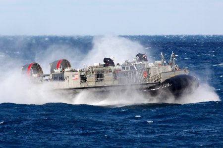An LCAC approaches USS Kearsarge. (8497233669)