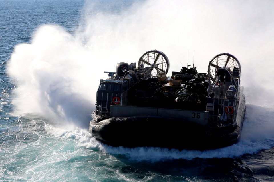 An LCAC approaches USS Kearsarge. (8498331918)