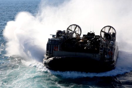 An LCAC approaches USS Kearsarge. (8498331918)