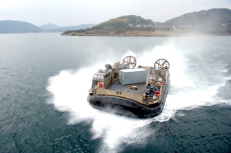An LCAC approaches USS Bonhomme Richard. (8413081881)