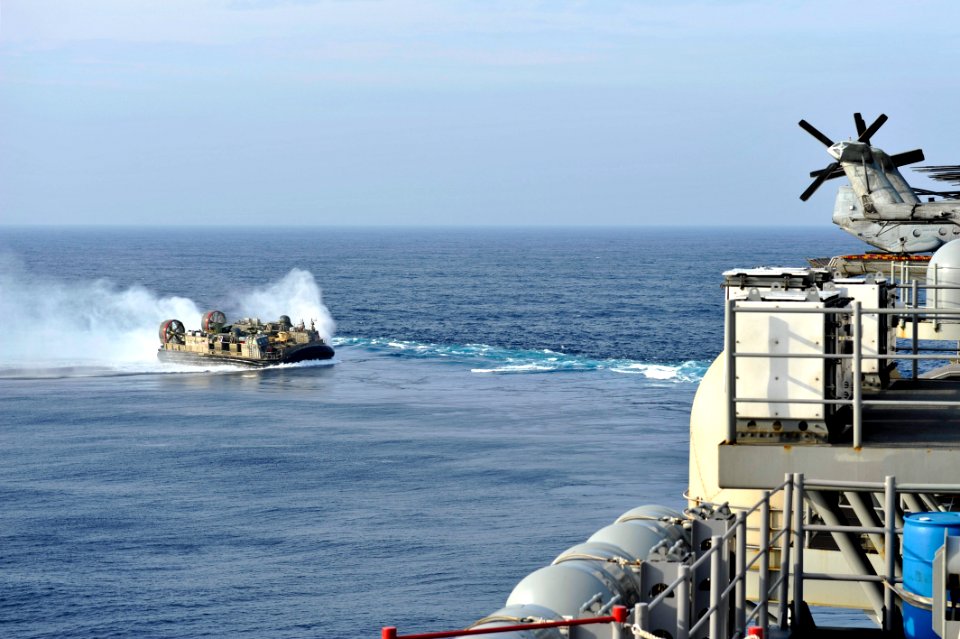 An LCAC approaches USS Bonhomme Richard. (8446975791)