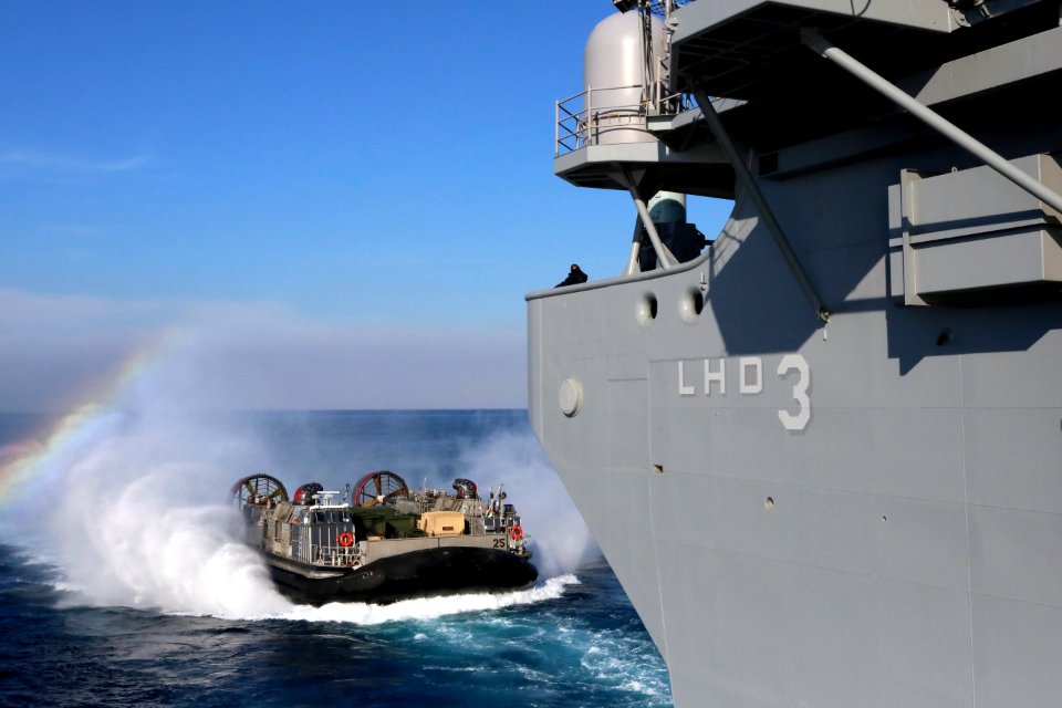 An LCAC approaches USS Kearsarge. (8413363327)