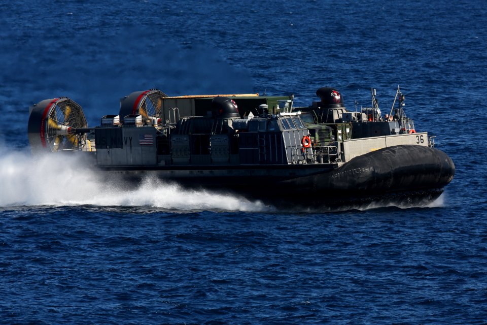 An LCAC approaches USS Kearsarge. (8414178462)