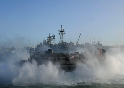 An LCAC approaches USS New York. (8199139593)
