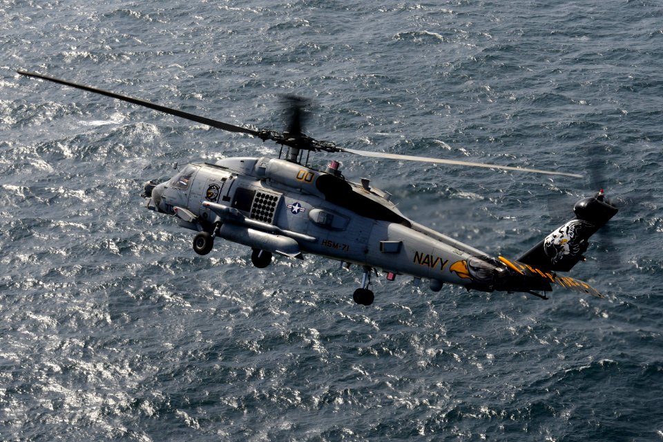 An MH-60R makes a hard right turn at sea. (8498340276)