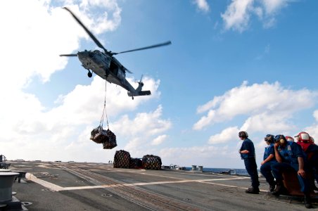 An MH-60S delivers cargo to USS Mustin. (8185238200)