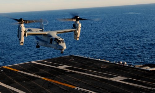An MV-22 does a touch-and-go aboard USS Carl Vinson. (8497231265)