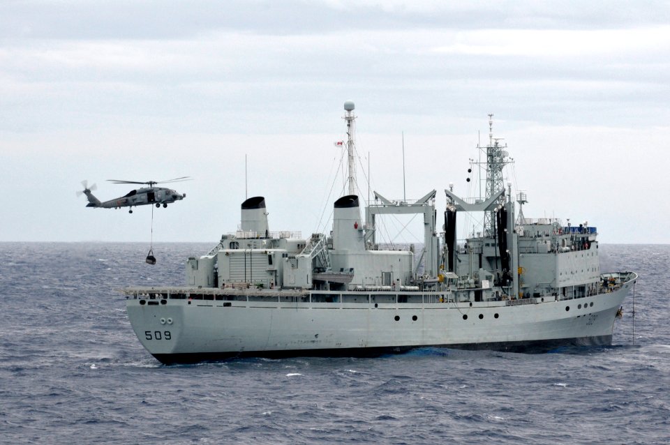 An SH-60 assists HMCS Protecteur. (12907351925)