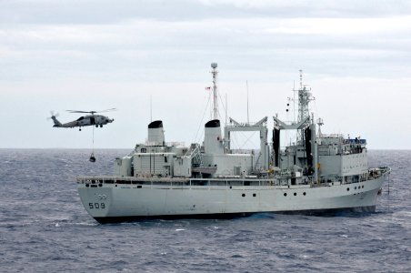 An SH-60 assists HMCS Protecteur. (12907351925)