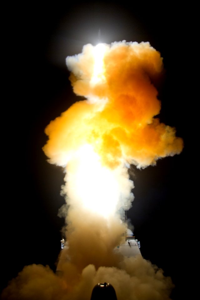 An SM-3 missile is fired from USS Lake Erie. (8476435026)