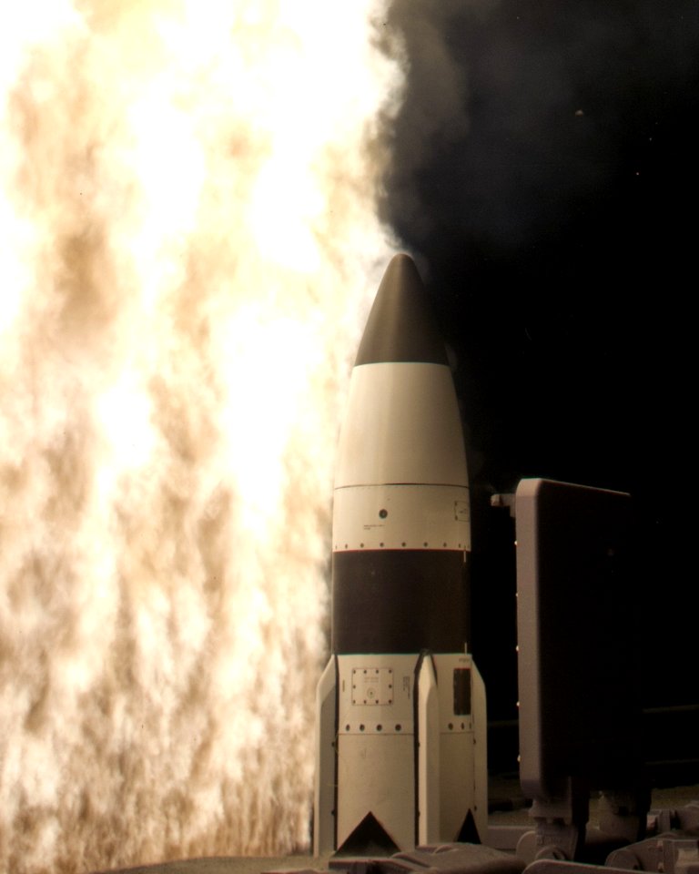 An SM-3 missile is fired from USS Lake Erie. (8476435320)