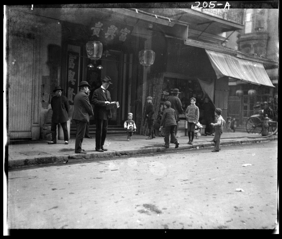 An unsuspecting victim, Chinatown, San Francisco LOC agc.7a09002