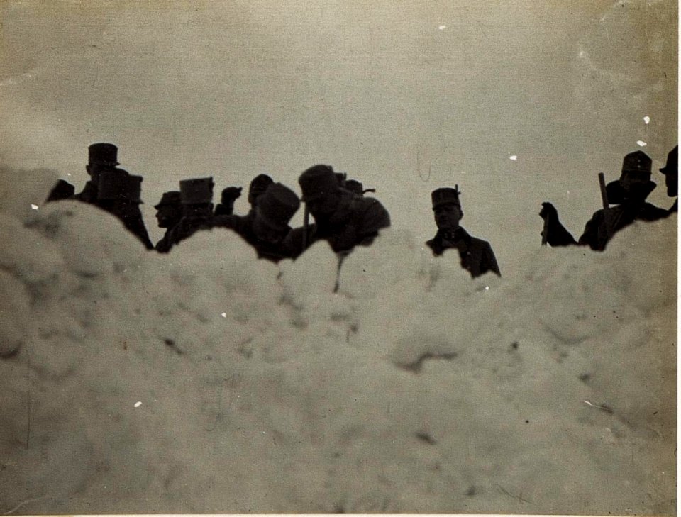 An Weg von Moena in die Stellung der Gruppe Oberstleutnant Bily auf der Höhe Piavac Kote 2274. Besichtigung der feindlichen Stellungen. (BildID 15584172)