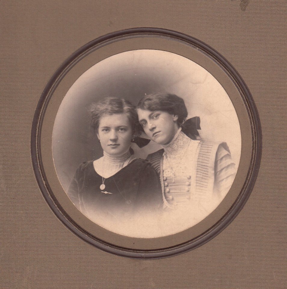 Ana Donoso Foster y Elena Errázuriz Mackenna