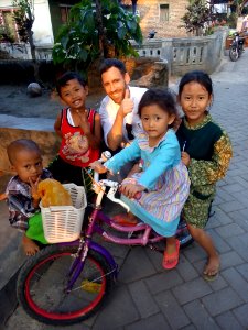 Anak-anak Sukorejo Senang Bertemu dengan Staf USAID (36742661021)