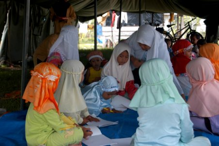 Anak-anak tetap dapat bersekolah meskipun di tempat pengungsian sementara setelah tsunami melanda Aceh tahun 2004. (15793465220)