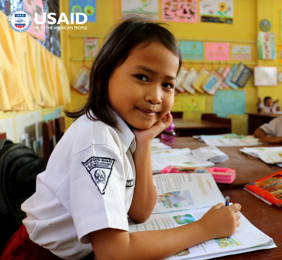 Anak-anak selalu senang membaca buku bergambar. Ternyata selain menyenangkan, buku bergambar mendorong minat baca karena anak-anak lebih bisa memahami tulisan dengan bantuan gambar. (34651216762)