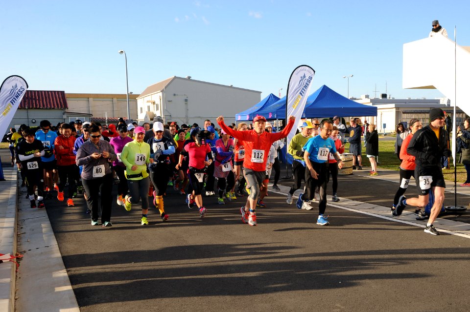 Anchors Aweigh Half Marathon 140321-N-XO220-016