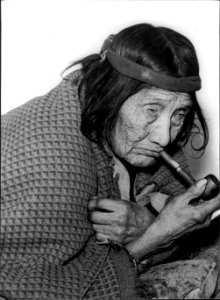 Anciana fumando pipa, principios del siglo XX