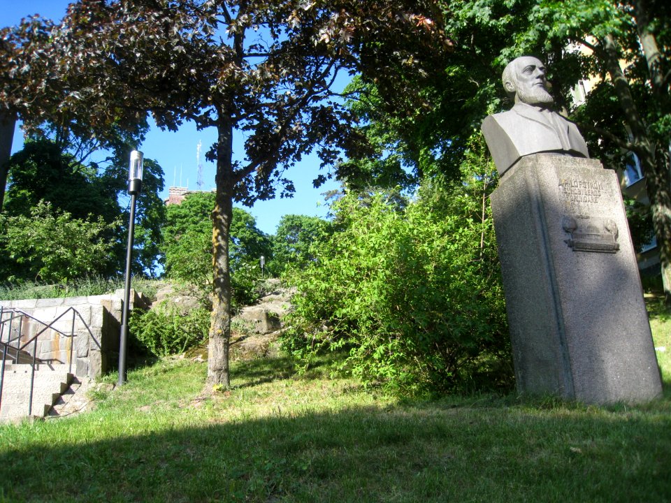 Anders Petter Löfström (1944), Sundbyberg, byst i svart granit utförd av Carl Fagerberg, 2018d