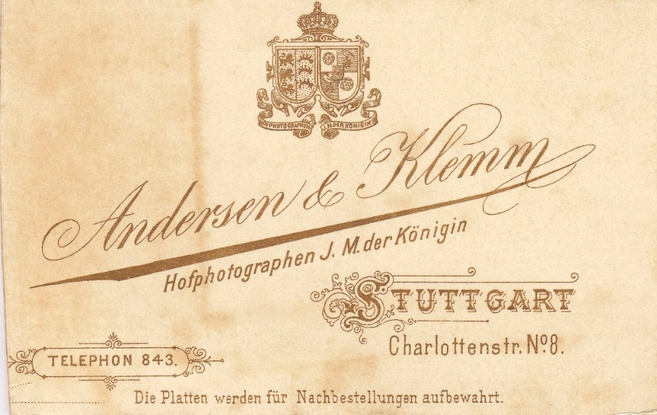 Andersen & Klemm - Olga Schmidt am Schreibtisch R