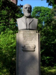 Anders Petter Löfström (1944), Sundbyberg, byst i svart granit utförd av Carl Fagerberg, 2018c