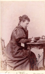 Andersen & Klemm - Olga Schmidt am Schreibtisch