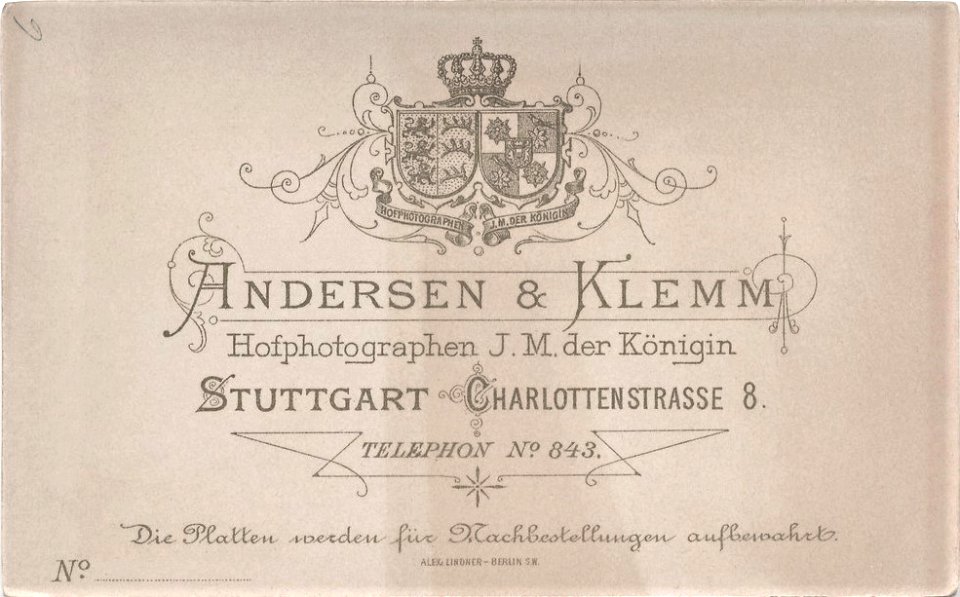 Andersen & Klemm - Porträt einer jungen Frau im weißen Kleid R