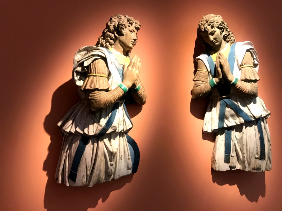 Andrea della Robbia (workshop) - Pair of Adoring Angels - Museo Thyssen-Bornemisza CTB.DEC1592.1-2
