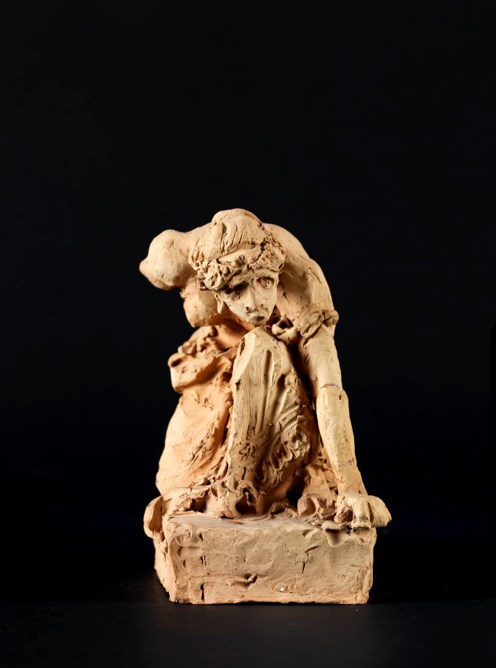 Andrea Malfatti – Figura femminile inginocchiata con chiodo e martello