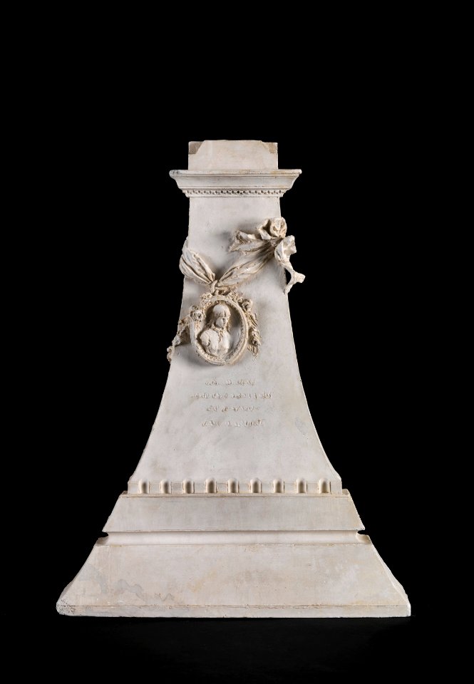 Andrea Malfatti – Monumento funebre con medaglione sorretto da nastro