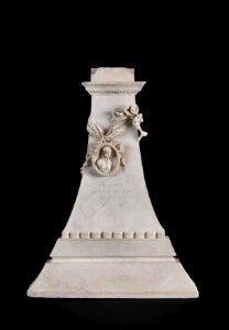 Andrea Malfatti – Monumento funebre con medaglione sorretto da nastro