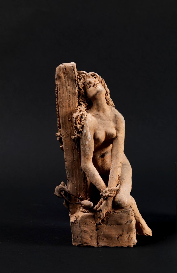 Andrea Malfatti – Figura femminile nuda accovacciata e legata ai polsi