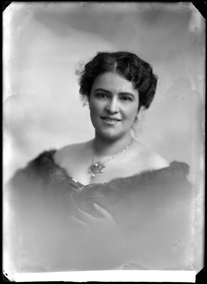 Andrejeva von Skilondz, opera singer, undated portrait - SMV - GS050