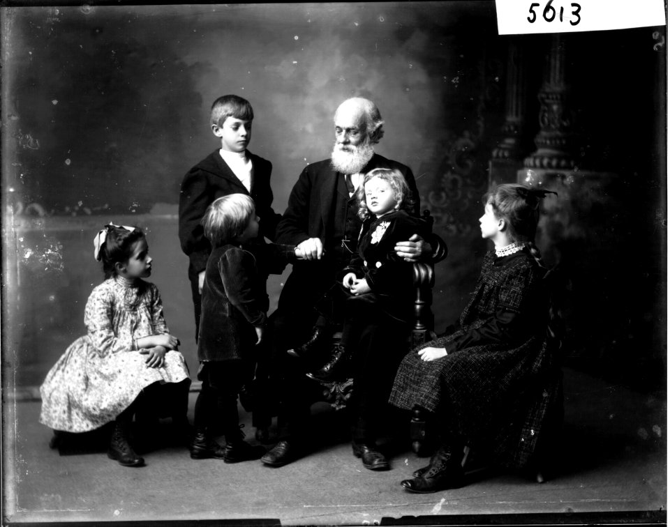 Andrew Dousa Hepburn with his grandchildren 1903 (3194642021)