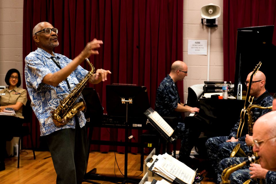 Andrew White in rehearsal with the Commodores jazz ensemble (25907586344)