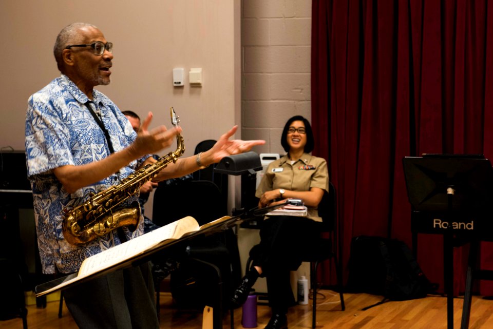 Andrew White in rehearsal with the Commodores jazz ensemble (26512503035)
